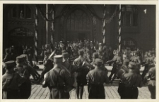 [Parada przed słupskim ratuszem]