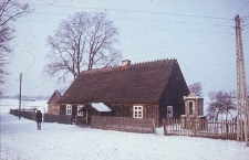 XIX-wieczny dworek konstrukcji zrebowej, odeskowany - Trzebuń
