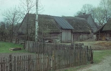 XVIII-wieczna stodoła konstrukcji zrębowej w zagrodzie Czapiewskich - Bytonia
