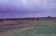 Budowa na terenie Parku Etnograficznego [Wdzydze] chałupy z Pog&oacute;dek