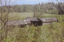 Szopa traczna, budowla słupowa częściowo obita deskami, pokryta dachen z szyngli - Kobylasz