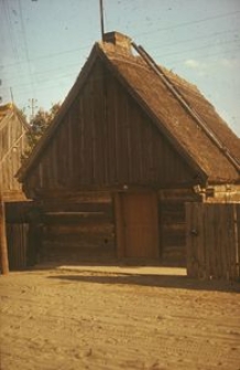 XIX-wieczna chałupa konstrukcji zrębowej z nadwieszonym szczytem - Zazdrość