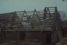 Rozbiórka jednownętrznego chlewika konstrukcji zrębowej wybudowanego w 1780 roku - Kaliska