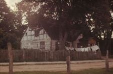 Dw&oacute;r zrębowo-szkieletowy z lat 80-tych XVII wieku. Dawny dw&oacute;r w folwarku klasztoru żukowskiego - Luzino