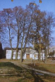 XVIII-wieczny dwór konstrukcji szkieletowej, przebudowany na pocz. XX wieku - Dąbrówka
