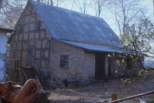 XVIII-wieczny spichlerz konstrukcji szkieletowej z dobud&oacute;wką z XX wieku - Dąbr&oacute;wka