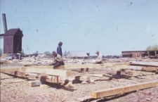 Montaż na terenie muzeum we Wdzydzach stodoły przeniesionej z Grab&oacute;wka