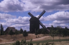 Skansen. Widok na XIX-wieczny wiatrak z miejscowości Jeżownica - Wdzydze - KPE