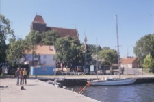 Przystań rybacka. W tle średniowieczny kości&oacute;ł farny - Puck