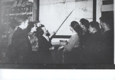 [Maria Zaborowska w trakcie zajęć z Młodzieżowym Kołem Przyjaci&oacute;ł Muzeum]