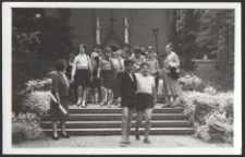 [Maria Zaborowska z Młodzieżowym Kołem Przyjaci&oacute;ł Muzeum]