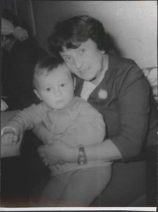 [Maria Zaborowska z wnukiem]