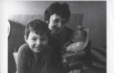 [Maria Zaborowska z wnukami]