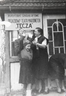 Przed budynkiem Objazdowego Teatru Marionetek "TĘCZA"