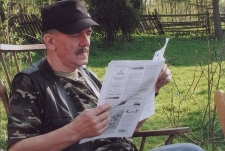 Jerzy Dąbrowa-Januszewski czytający gazetę
