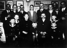 Paul Theil, Anna Dollase, Willi Dollase, Martha Mielke, Otto Mielke, Minna Melchert, Wilhelm Theil. W przednim rzędzie: Erich Dollase, Paul Dollase, Berta Theil, Kurt Dollase, August Theil, Willi Melchert, Erwin Dollase.