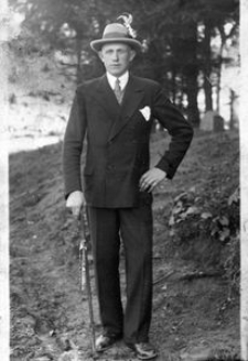 Paul Hingst, syn Berty i Otto, na tle cmentarza w Damnicy