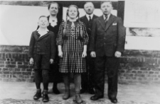 Rodzina Albrecht przed domem w zagrodzie nr 13