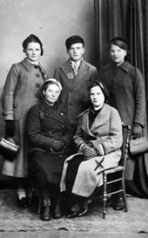 Natalia Uzarek (siedzi pierwsza z prawej)