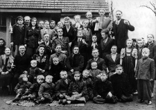 Przedstawiciele rodzin pomorskich: Bruskich, Łuczak&oacute;w, Wrońskich, Piekarskich, Bublińskich, Wanag&oacute;w zebranych na uroczystości odpustowej