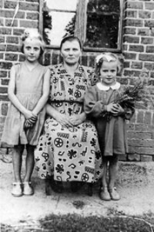 Stefania Paszkowska with her granddaughters: Teresa and Veronika