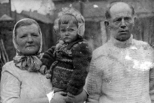 Albina i Emil Iwaniuk z wnuczką Grażyną