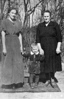 Elfrieda Grudzień z d. Gliefe (żona Stanisława) z synem Janem oraz matką Marią Gliefe