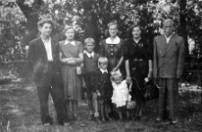 Edward Chmielewski z żoną Marią, Maria i Teresa Zacha, Wacław Jurałowicz oraz dzieci