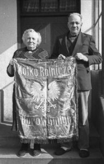 Maria i Augustyn Rudnikowie prezentują sztandar Kółka Rolniczego (KR) w Borowym Młynie z 1928 r. KR założono w 1924 r.