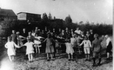 Dzieci z polskiej szkoły mniejszościowej z nauczycielem Marcelim Laboniem