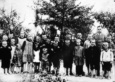 Uczniowie polskiej szkoły w Płotowie z nauczycielem Stanisławem Ledóchowskim