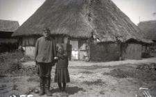 Dzieci przed domem w osadzie Zalesin (obecny teren poligonu wojskowego Wicko Morskie)