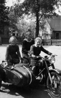 Uczennice klasy VII Szkoły Podstawowej w Objeździe: Danuta, Krystyna, Czesława (motor należał do fotografa)