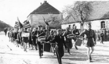 Przemarsz drużyny harcerskiej poprzedzający &bdquo;naradę czytelniczą&rdquo; w Domu Społecznym