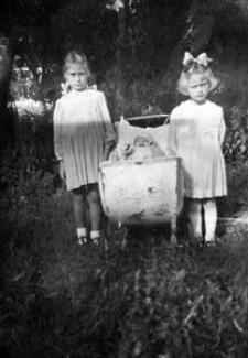 Henryka i Zofia Dębek z bratem