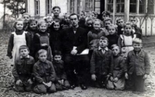 Uczniowie Szkoły Podstawowej w Postominie z nauczycielem p. Krawcem