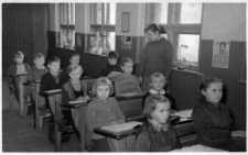 Uczniowie klasy III szkoły podstawowej z nauczycielką Marią Ziomek-Prus