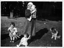 Aniela Uzarek z wnuczkami Danutą Uzarek (na rękach) i Krystyną Ługowską w sadzie