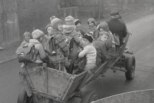 Dow&oacute;z wiejskich dzieci do szkoły w Kobylnicy. Woźnica Stanisław Sierakowski, wśr&oacute;d dzieci: Mariusz Babiński, Jolanta Mickiewicz, Dariusz Mielnik, Stanisław Cichocki, Robert Wołyniak, Joanna Kaczmarczyk