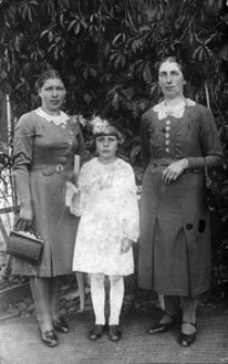 Genowefa Kacprzak's communion. Next to Genowefa's mother Eleonora and sister J&oacute;zefa
