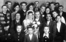 Państwo młodzi Stefania i Bronisław Białasowie w otoczeniu rodziny