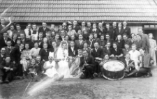 Zesp&oacute;l muzyczny w składzie: Stefan Gąsiorowski (saksofon), Tadeusz Misztal (saksofon), Roman Zub (akordeon), Zdzisław Kurowski (perkusja) na uroczystości weselnej