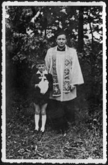 Pierwsza Komunia Adama Bławata, ksiądz Stanisław Augustyńczyk