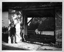 Mężczyzna przed zagrodą czworoboczną