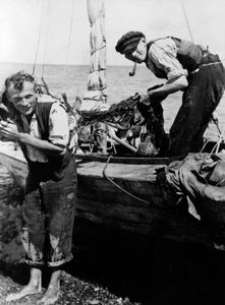 Suszenie sieci rybackich. Rybacy: Edmund Motzke i Franz Pagel