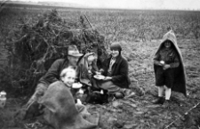 Posiłek po ciężkiej pracy przy kopaniu ziemniaków. Maria i Willy Gliefe z dziećmi