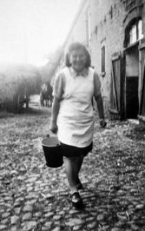 Elisabeth Duske przy oborze