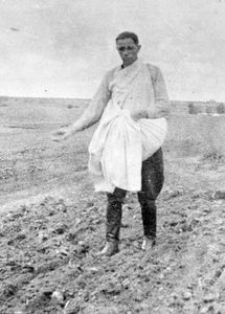 Osadnik wojskowy Antoni Sikorski podczas siewu pszenicy