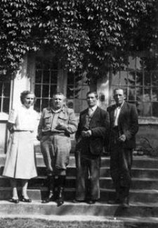 Przed pałacem w Malęcinie