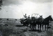 Czesław Zapart, pracownik sp&oacute;łdzielni produkcyjnej, obsługuje snopowiązałkę